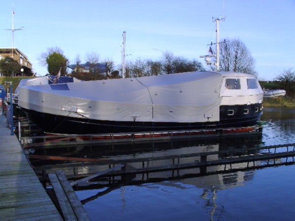 Motoryachten mit Winterverdeck, Ganzpersenning, Winterpersenning