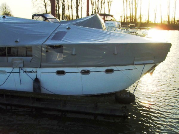 Motoryachten mit Winterverdeck, Ganzpersenning, Winterpersenning