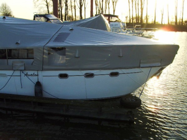 Motoryachten mit Winterverdeck, Ganzpersenning, Winterpersenning