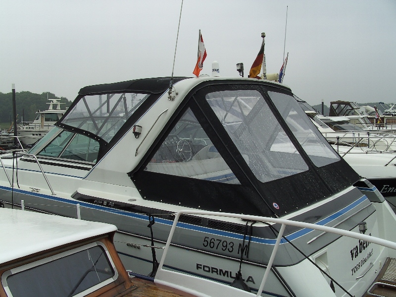 Motoryachten mit 6teiligem Verdeck