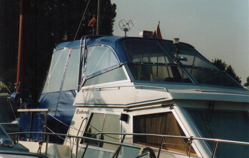 Motoryachten mit 9 teiligem Verdeck