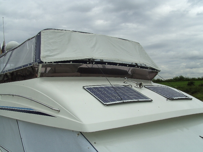 Motoryachten mit Bimini-Top, Sonnenschutz