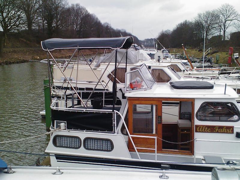 Motoryachten mit Bimini-Top, Sonnenschutz