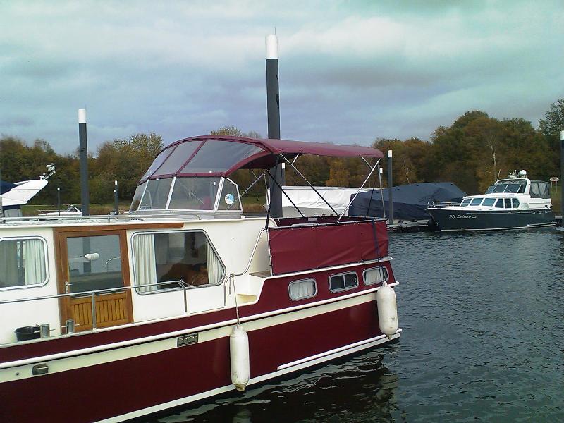 Motoryachten mit Bimini-Top, Sonnenschutz